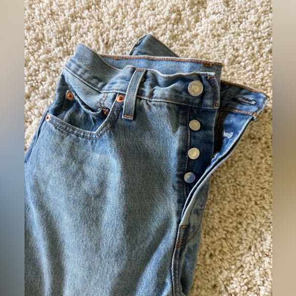 Levi's Light Blue Distressed 501 Women Jeans - Picture 1 of 9